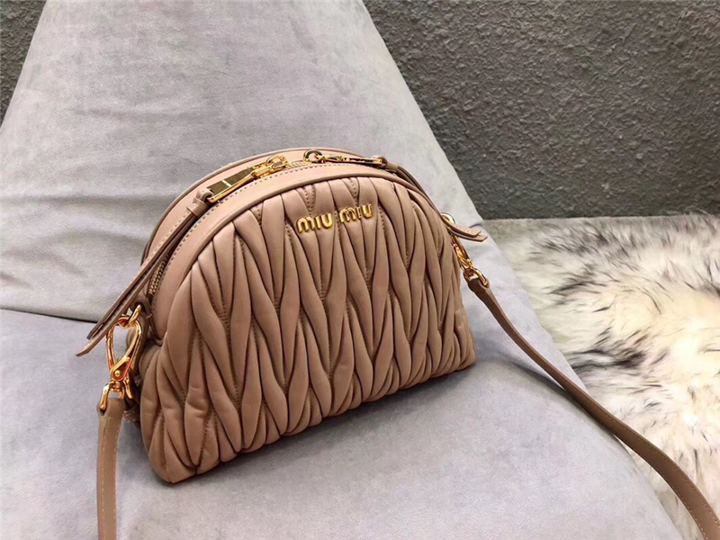 5BH092 MIUMIU繆繆 專柜新款 軟羊革 小號(hào)月牙包 卡其