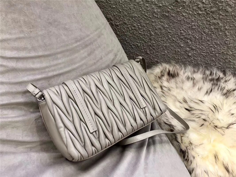 5BD076 MIUMIU繆繆 專柜新款 Grace Lux 小羊皮 單肩斜跨包 灰色