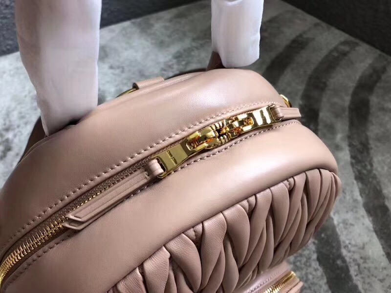 5BZ022 MIUMIU繆繆 專柜新款 提花凸紋羊皮 大號(hào)雙肩包 豆沙米色