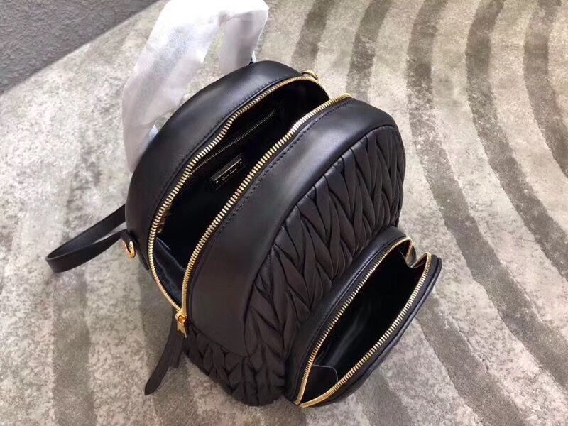 5BZ022 MIUMIU繆繆 專(zhuān)柜新款 提花凸紋羊皮 大號(hào)雙肩包 黑色