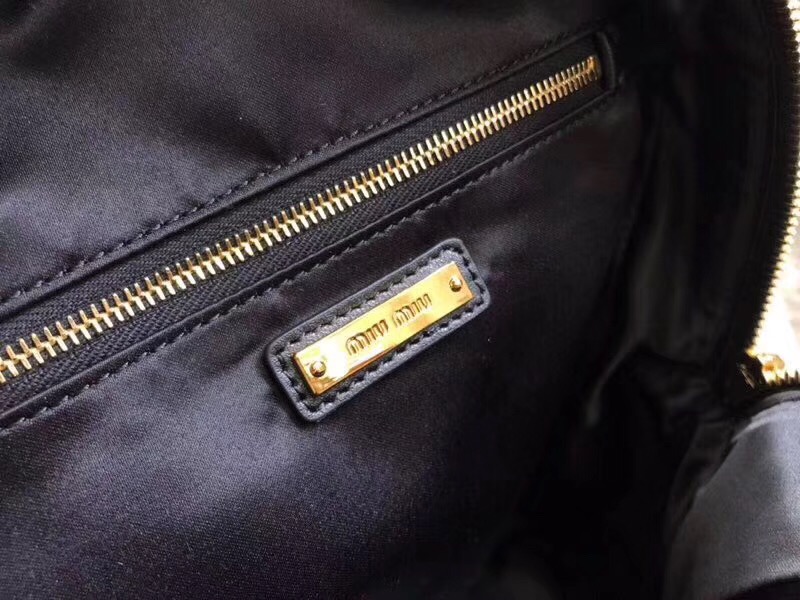 5BZ022 MIUMIU繆繆 專(zhuān)柜新款 提花凸紋羊皮 大號(hào)雙肩包 黑色