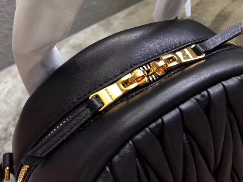 5BZ022 MIUMIU繆繆 專(zhuān)柜新款 提花凸紋羊皮 大號(hào)雙肩包 黑色