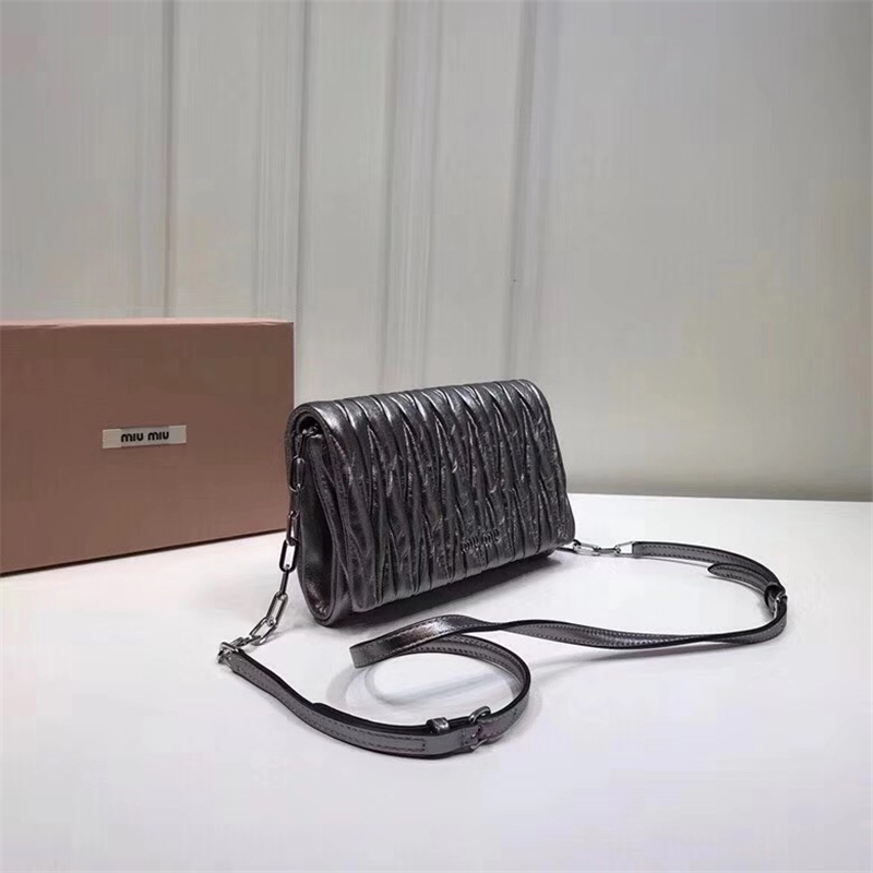 5BH017 MIUMIU繆繆 專柜新款 羊皮提花凸紋 翻蓋包袋 槍色