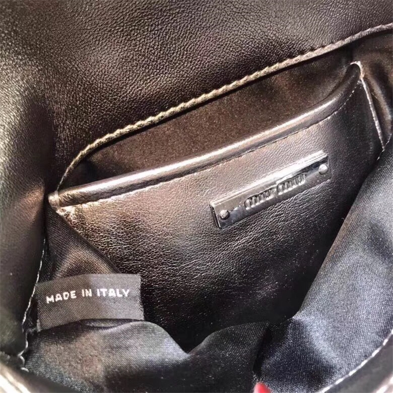 5BH017 MIUMIU繆繆 專柜新款 羊皮提花凸紋 翻蓋包袋 槍色