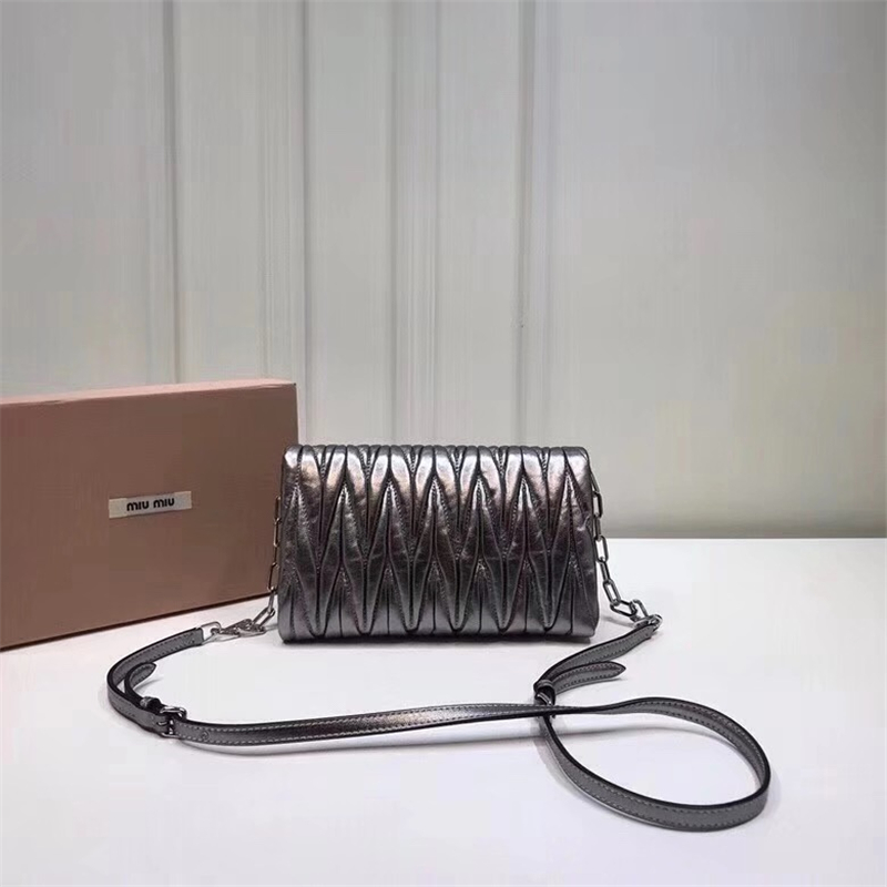 5BH017 MIUMIU繆繆 專柜新款 羊皮提花凸紋 翻蓋包袋 槍色