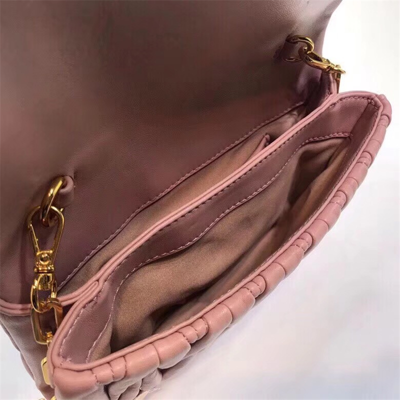 5BH017 MIUMIU繆繆 專柜新款 羊皮提花凸紋 翻蓋包袋 粉色