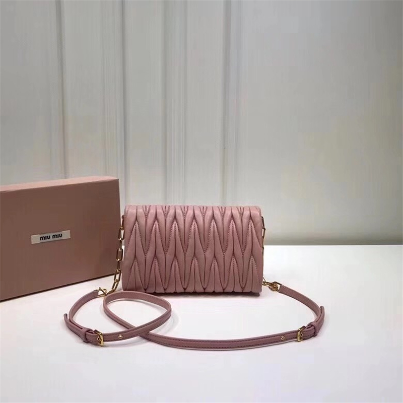 5BH017 MIUMIU繆繆 專柜新款 羊皮提花凸紋 翻蓋包袋 粉色