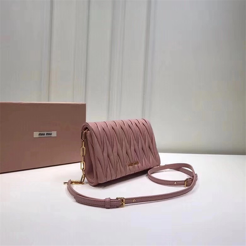 5BH017 MIUMIU繆繆 專柜新款 羊皮提花凸紋 翻蓋包袋 粉色