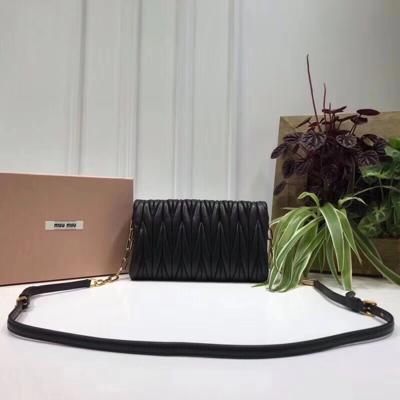 5BH017 MIUMIU繆繆 專柜新款 提花凸紋 翻蓋包袋 黑色