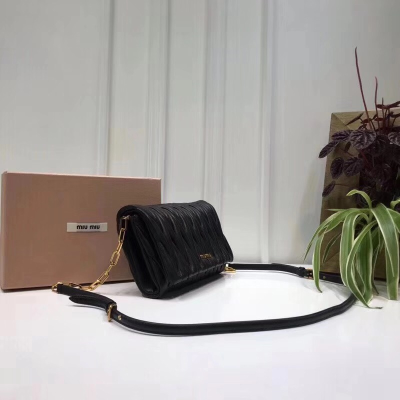 5BH017 MIUMIU繆繆 專柜新款 提花凸紋 翻蓋包袋 黑色