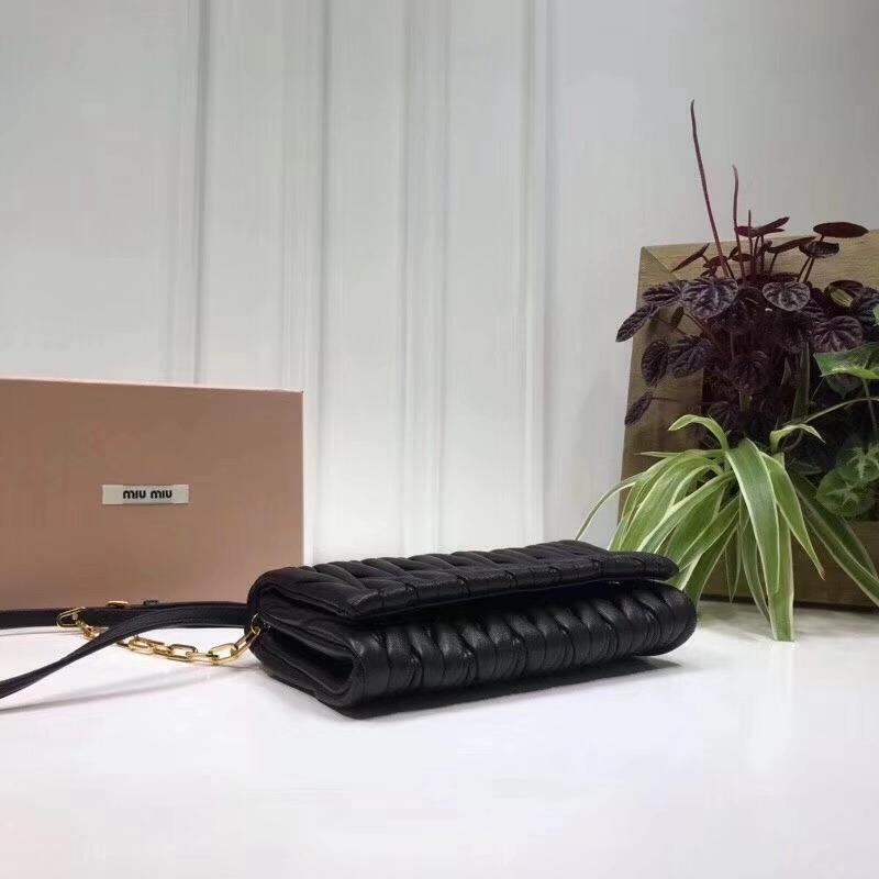 5BH017 MIUMIU繆繆 專柜新款 提花凸紋 翻蓋包袋 黑色