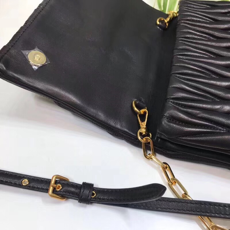 5BH017 MIUMIU繆繆 專柜新款 提花凸紋 翻蓋包袋 黑色