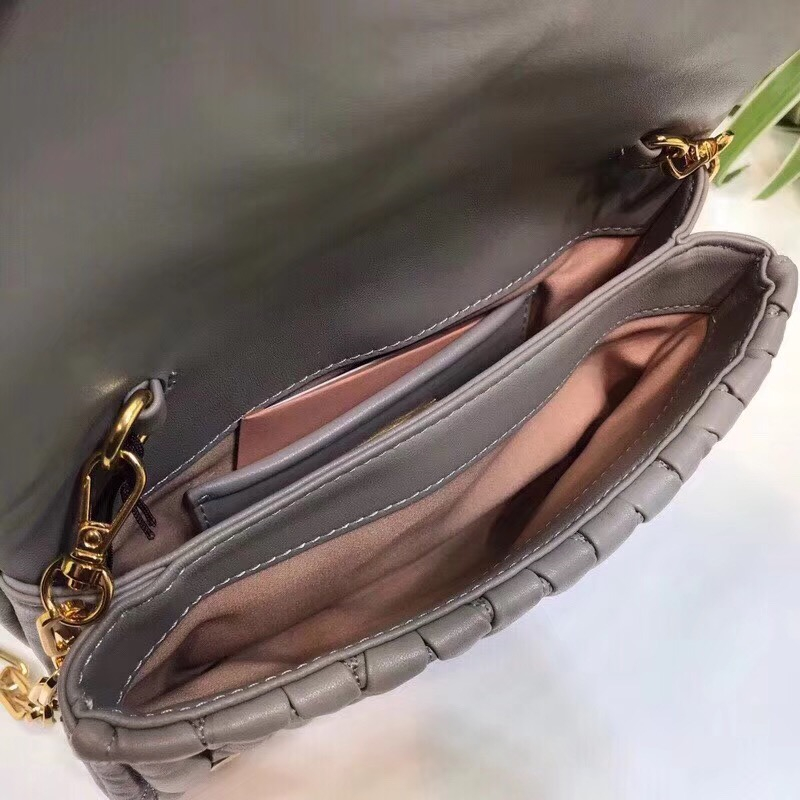 5BH017 MIUMIU繆繆 專柜新款 羊皮 提花凸紋 翻蓋包袋 灰色