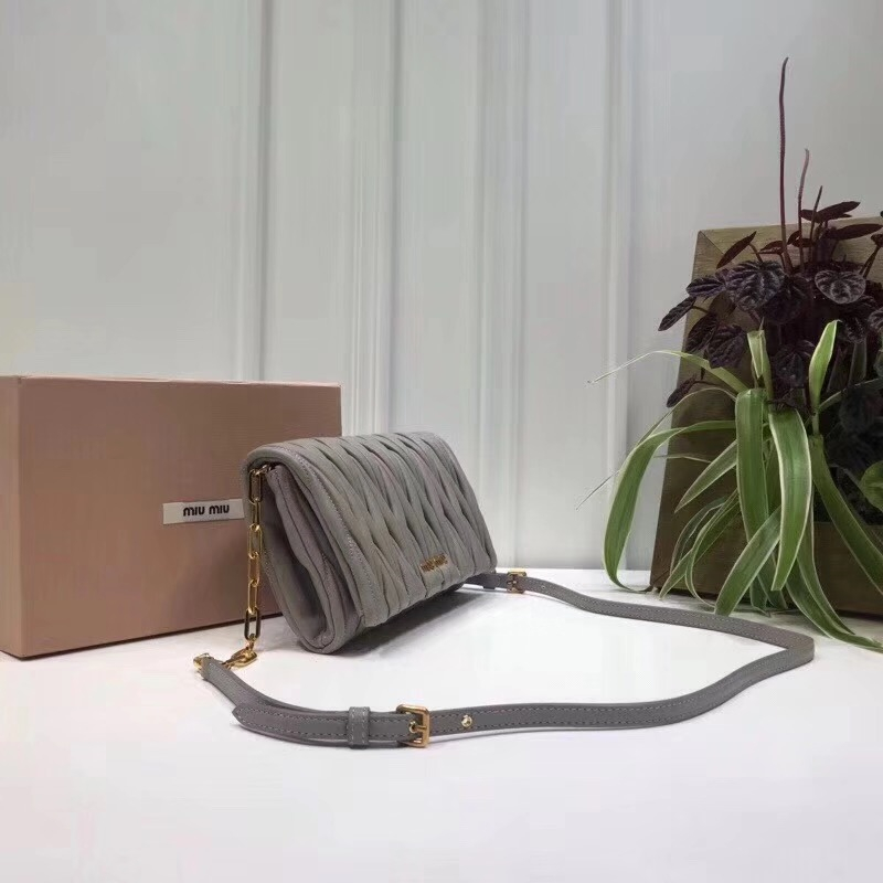 5BH017 MIUMIU繆繆 專柜新款 羊皮 提花凸紋 翻蓋包袋 灰色