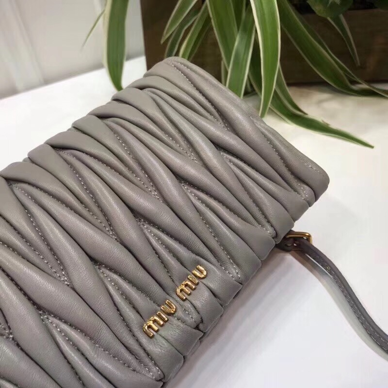 5BH017 MIUMIU繆繆 專柜新款 羊皮 提花凸紋 翻蓋包袋 灰色