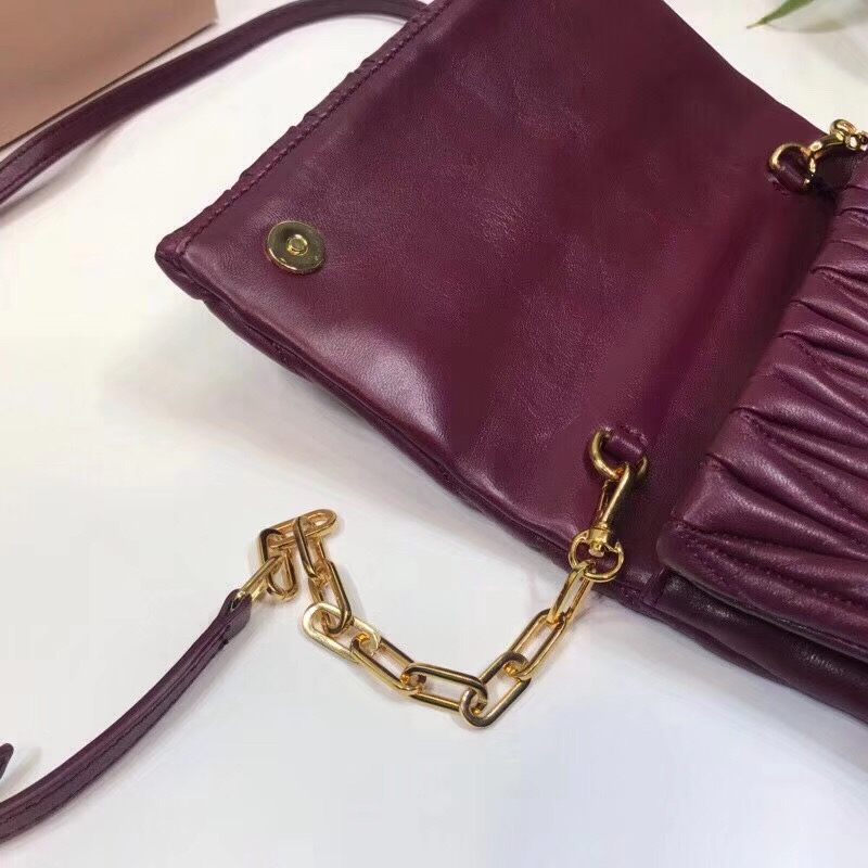 5BH017 MIUMIU繆繆 專(zhuān)柜新款 羊皮提花凸紋 翻蓋包袋 酒紅