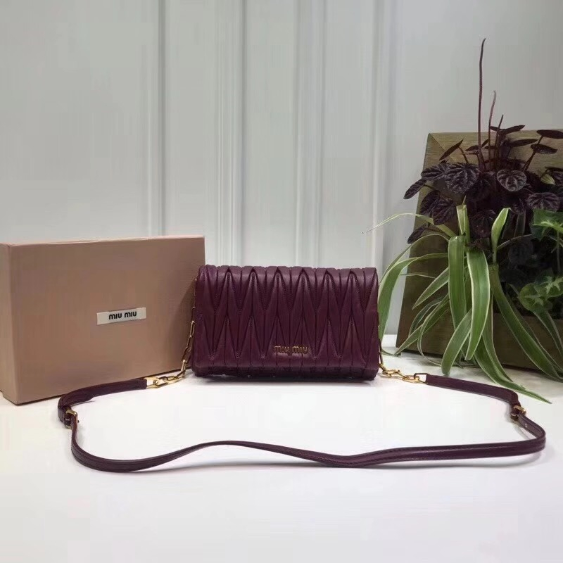 5BH017 MIUMIU繆繆 專(zhuān)柜新款 羊皮提花凸紋 翻蓋包袋 酒紅