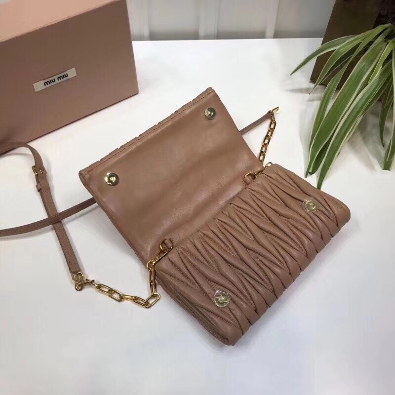 5BH017 MIUMIU繆繆 專柜新款 羊皮提花凸紋 翻蓋包袋 卡其