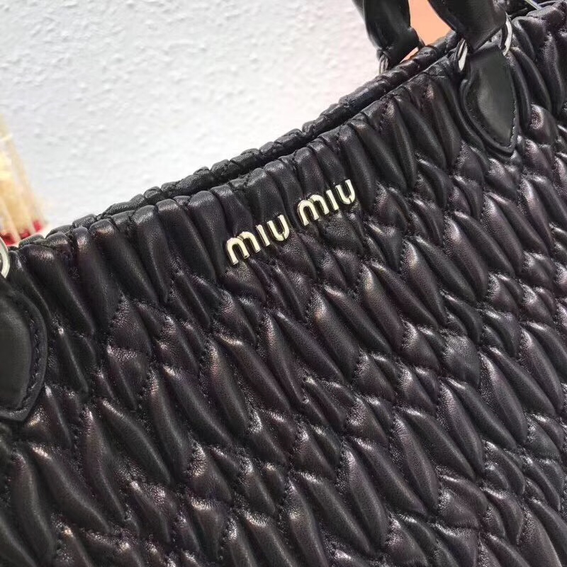 5BE896 MIUMIU繆繆 專柜新款 褶皺羊皮 水鉆鏈條 手提包 黑色