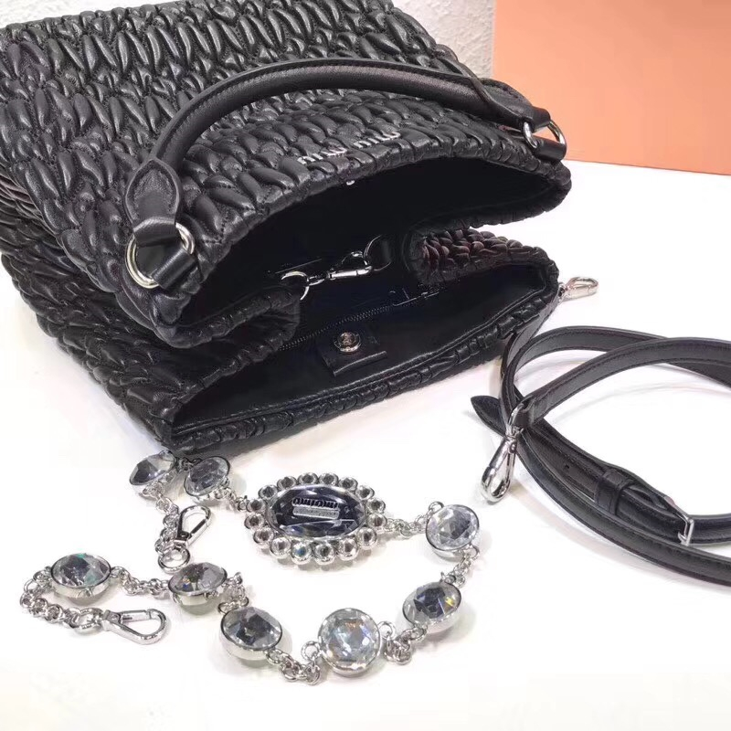 5BE896 MIUMIU繆繆 專柜新款 褶皺羊皮 水鉆鏈條 手提包 黑色