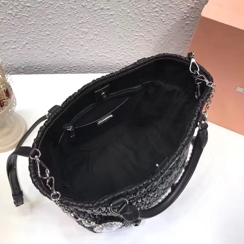 5BE896 MIUMIU繆繆 專柜新款 褶皺羊皮 水鉆鏈條 手提包 黑色