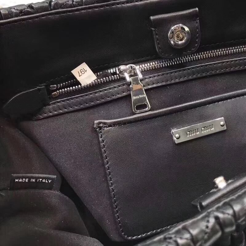 5BE896 MIUMIU繆繆 專柜新款 褶皺羊皮 水鉆鏈條 手提包 黑色