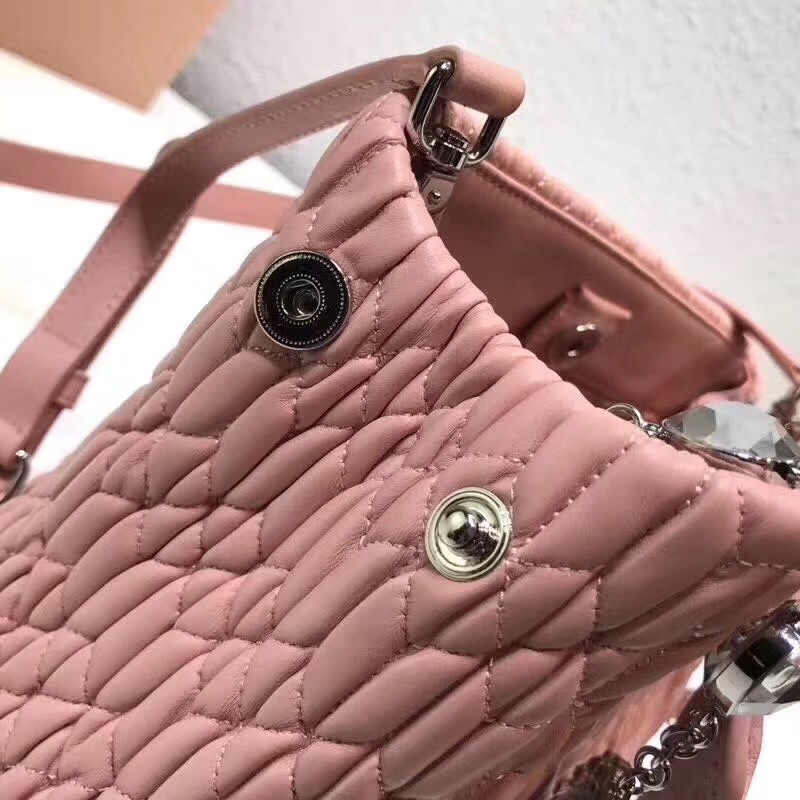 5BA067 MIUMIU繆繆 專柜新款 褶皺羊皮 小號 水晶鏈手提包 粉色