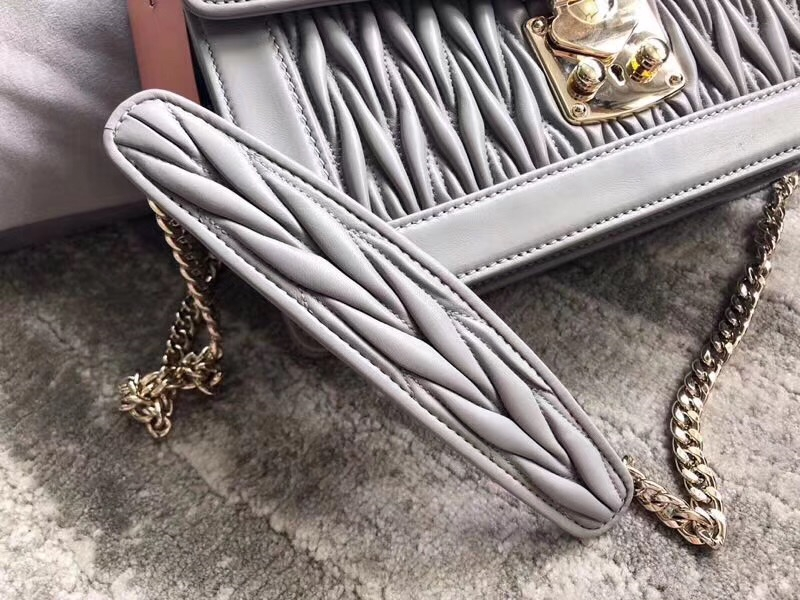 5BA094 MIUMIU繆繆 專柜新款 提花壓紋 翻蓋羊皮手袋 灰色