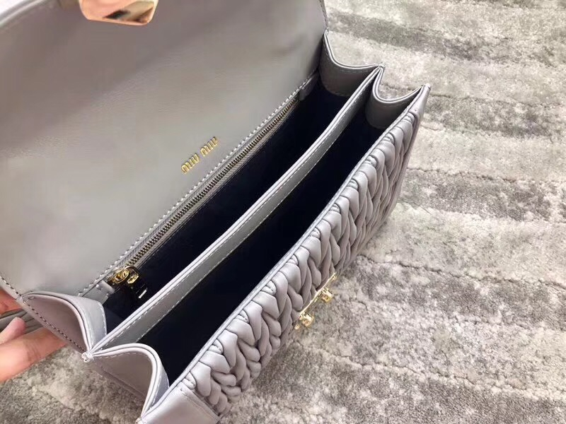 5BA094 MIUMIU繆繆 專柜新款 提花壓紋 翻蓋羊皮手袋 灰色