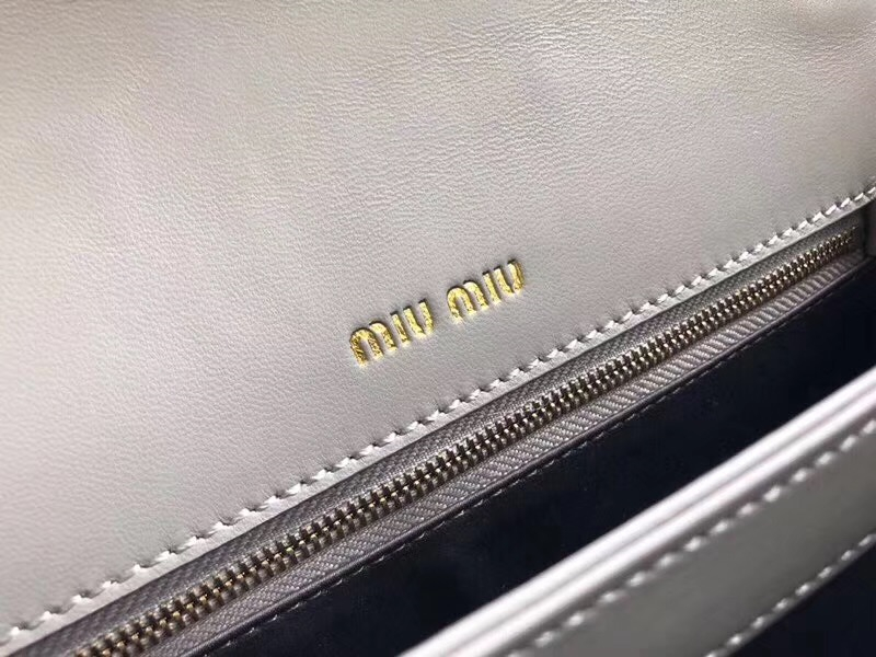 5BA094 MIUMIU繆繆 專柜新款 提花壓紋 翻蓋羊皮手袋 灰色