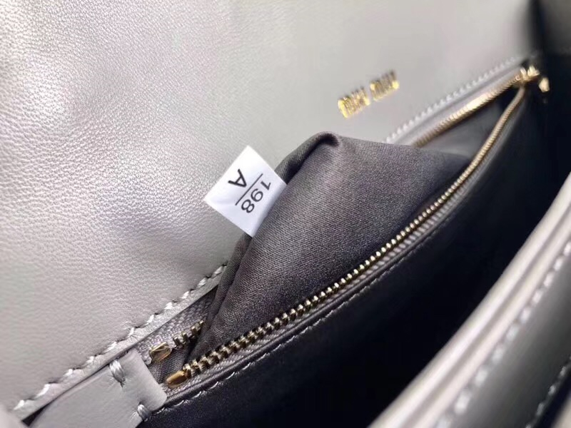 5BA094 MIUMIU繆繆 專柜新款 提花壓紋 翻蓋羊皮手袋 灰色