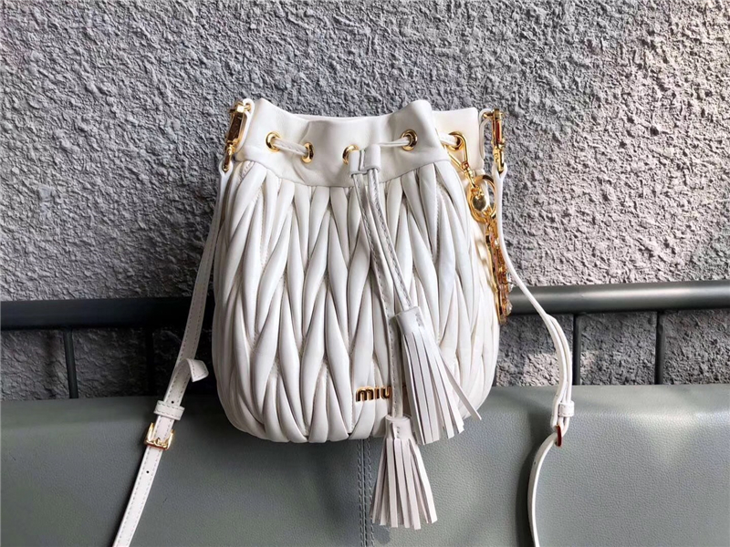 5BE014 MIUMIU繆繆 專柜新款 BUCKET BAG 羊皮褶皺 桶形包 白色