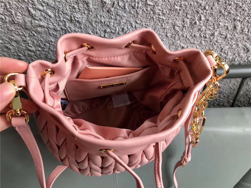 5BE014 MIUMIU繆繆 專柜新款 BUCKET BAG 羊皮褶皺 桶形包 粉色