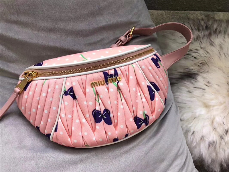 5BL009 MIUMIU繆繆 專柜新款 羊皮褶皺 涂鴉設計 胸包腰包 淺粉