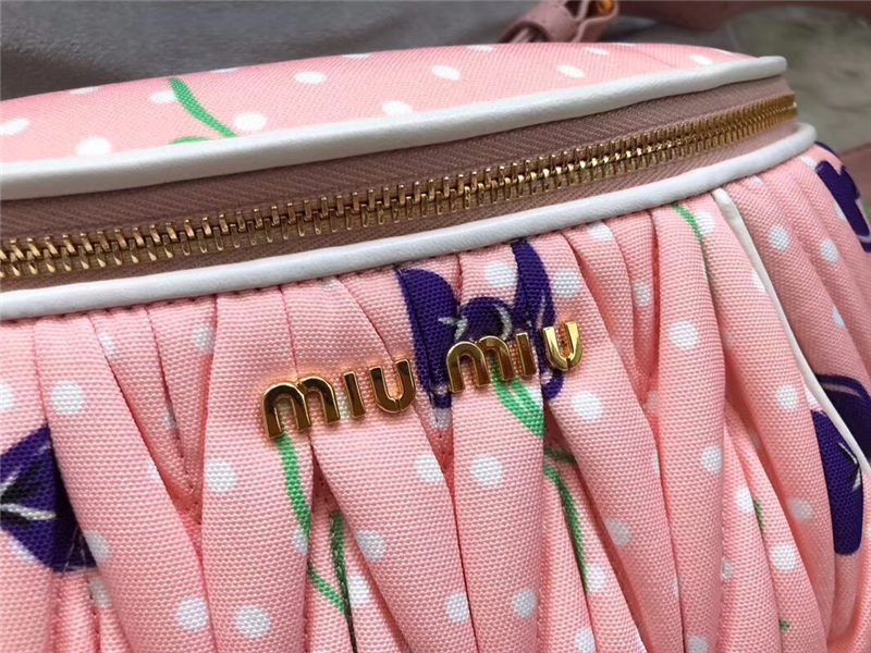 5BL009 MIUMIU繆繆 專柜新款 羊皮褶皺 涂鴉設計 胸包腰包 淺粉