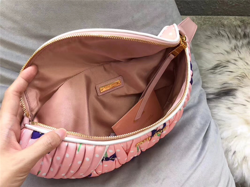 5BL009 MIUMIU繆繆 專柜新款 羊皮褶皺 涂鴉設計 胸包腰包 淺粉