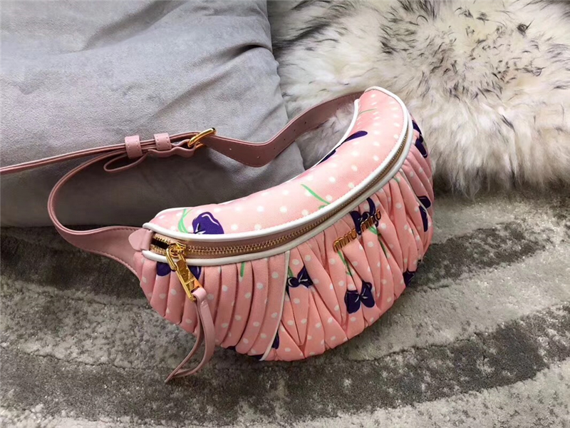 5BL009 MIUMIU繆繆 專柜新款 羊皮褶皺 涂鴉設計 胸包腰包 淺粉