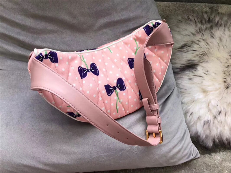 5BL009 MIUMIU繆繆 專柜新款 羊皮褶皺 涂鴉設計 胸包腰包 淺粉