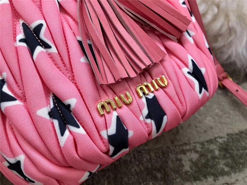 5BE014 MIUMIU繆繆 專柜新款 皺褶凸紋壓花 涂鴉 水桶包 粉色