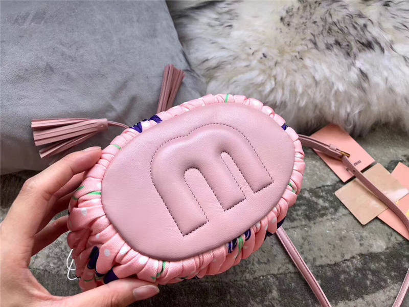 5BE014 MIUMIU繆繆 專柜新款 皺褶凸紋壓花 涂鴉 水桶包 淺粉