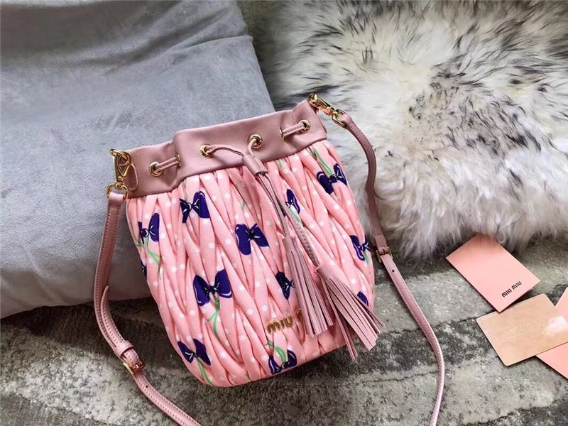 5BE014 MIUMIU繆繆 專柜新款 皺褶凸紋壓花 涂鴉 水桶包 淺粉