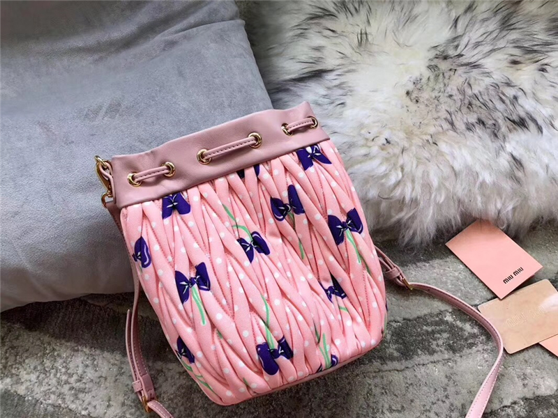 5BE014 MIUMIU繆繆 專柜新款 皺褶凸紋壓花 涂鴉 水桶包 淺粉