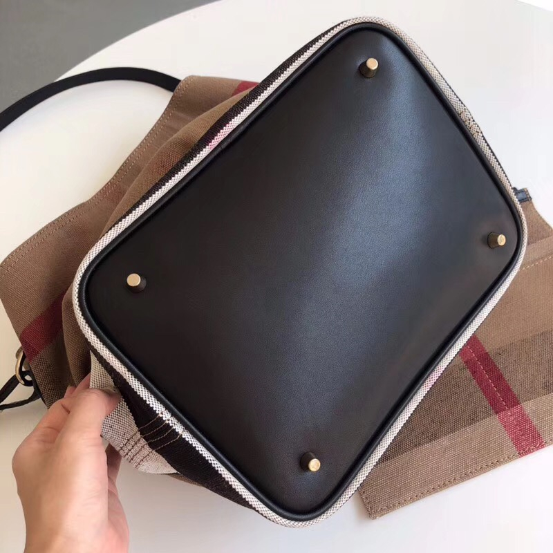 Burberry包包 巴寶莉水桶包 艾仕貝手袋 博柏利防水包包 格紋色調(diào)