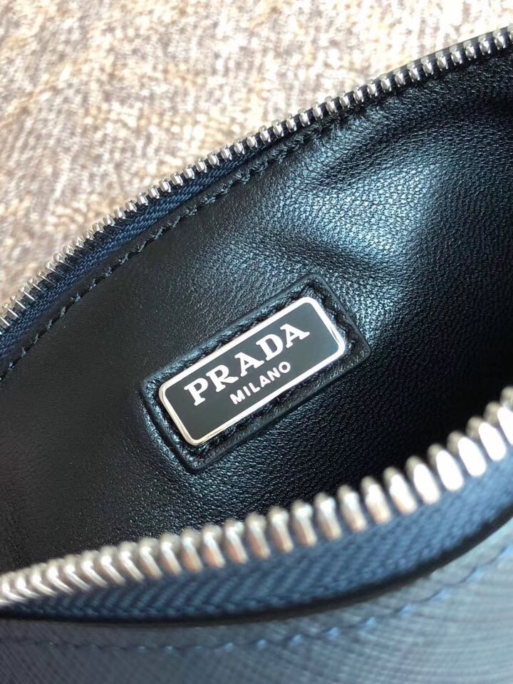 2NG005N Prada普拉達 新款手包 十字紋牛皮 腕帶手拿包 深藍色