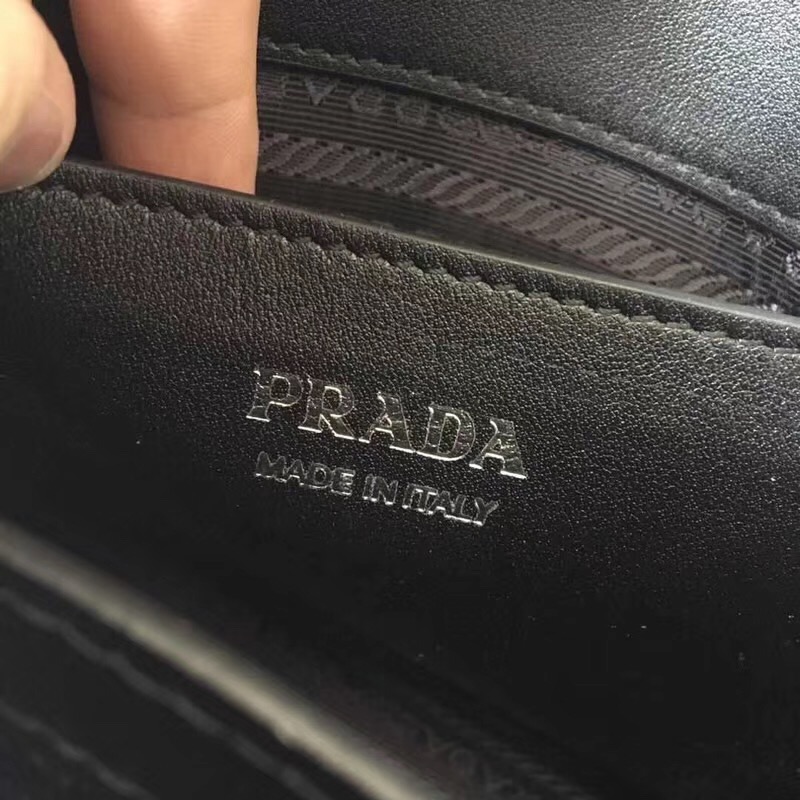 1BD127 Prada普拉達(dá) Monochrome 十字紋牛皮 信封鏈條包 黑色