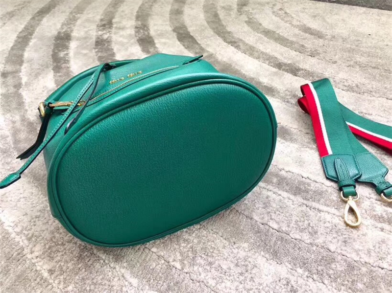 5BE027 MIUMIU繆繆 新款 山羊皮 編織皮革肩帶 抽繩水桶包 綠色