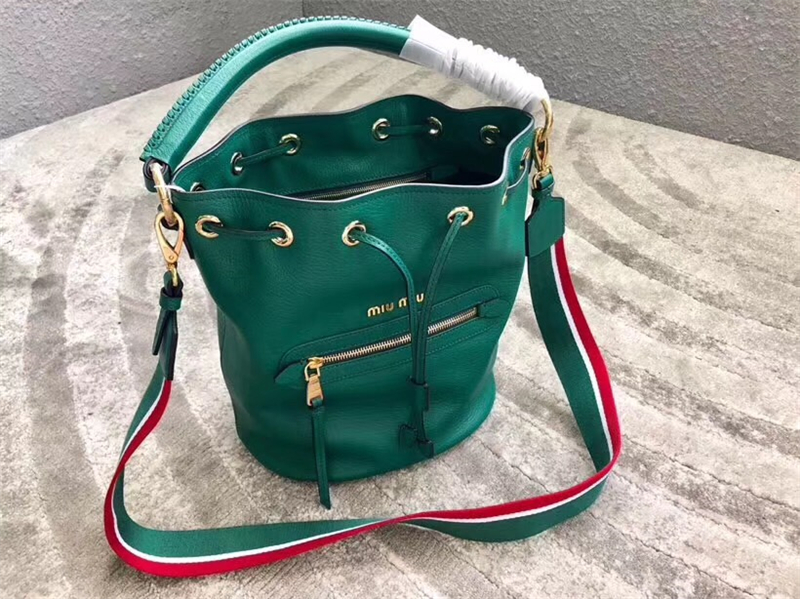 5BE027 MIUMIU繆繆 新款 山羊皮 編織皮革肩帶 抽繩水桶包 綠色