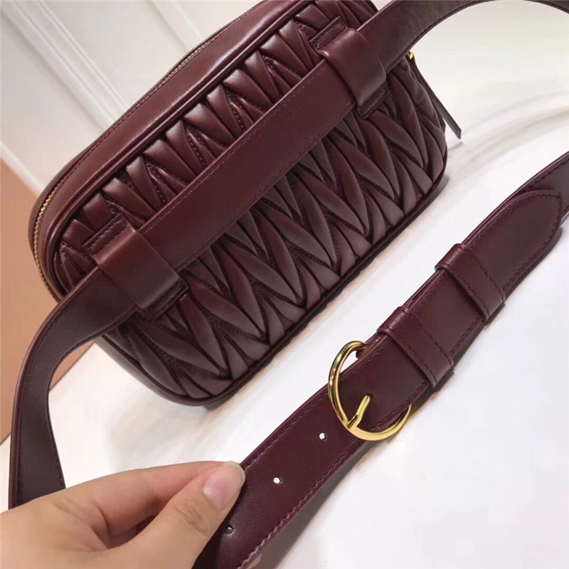 5BL018 MIUMIU繆繆 軟羊皮 經典褶皺 拉鏈 皮腰包 棗紅色