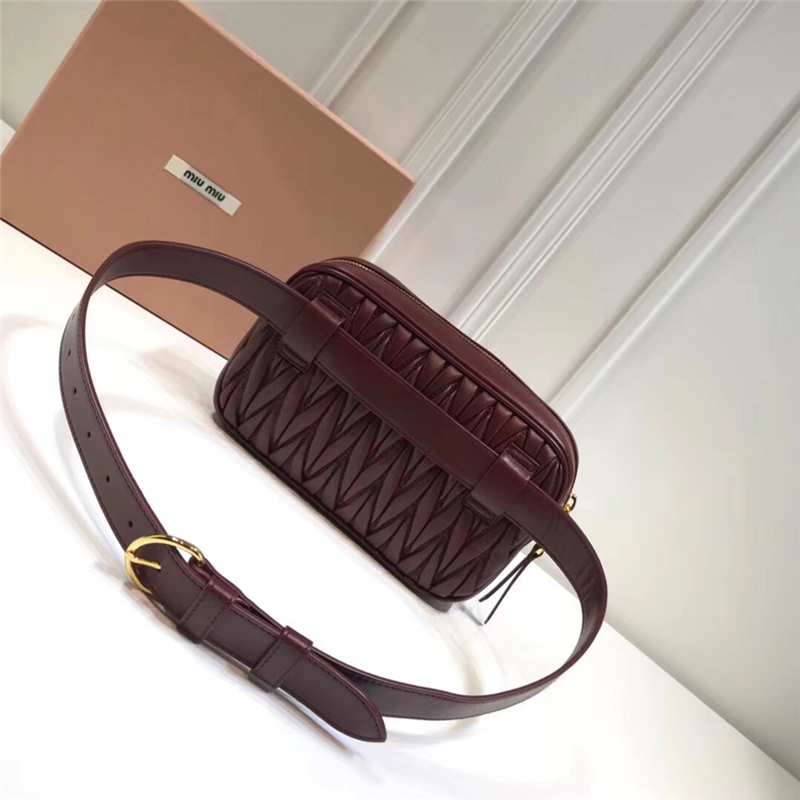 5BL018 MIUMIU繆繆 軟羊皮 經典褶皺 拉鏈 皮腰包 棗紅色