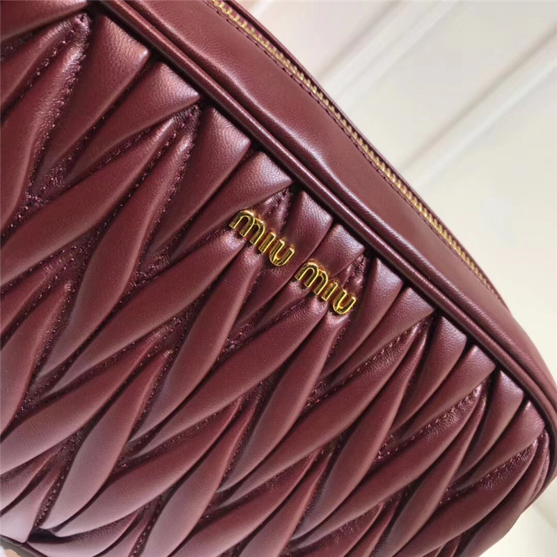 5BL018 MIUMIU繆繆 軟羊皮 經典褶皺 拉鏈 皮腰包 棗紅色